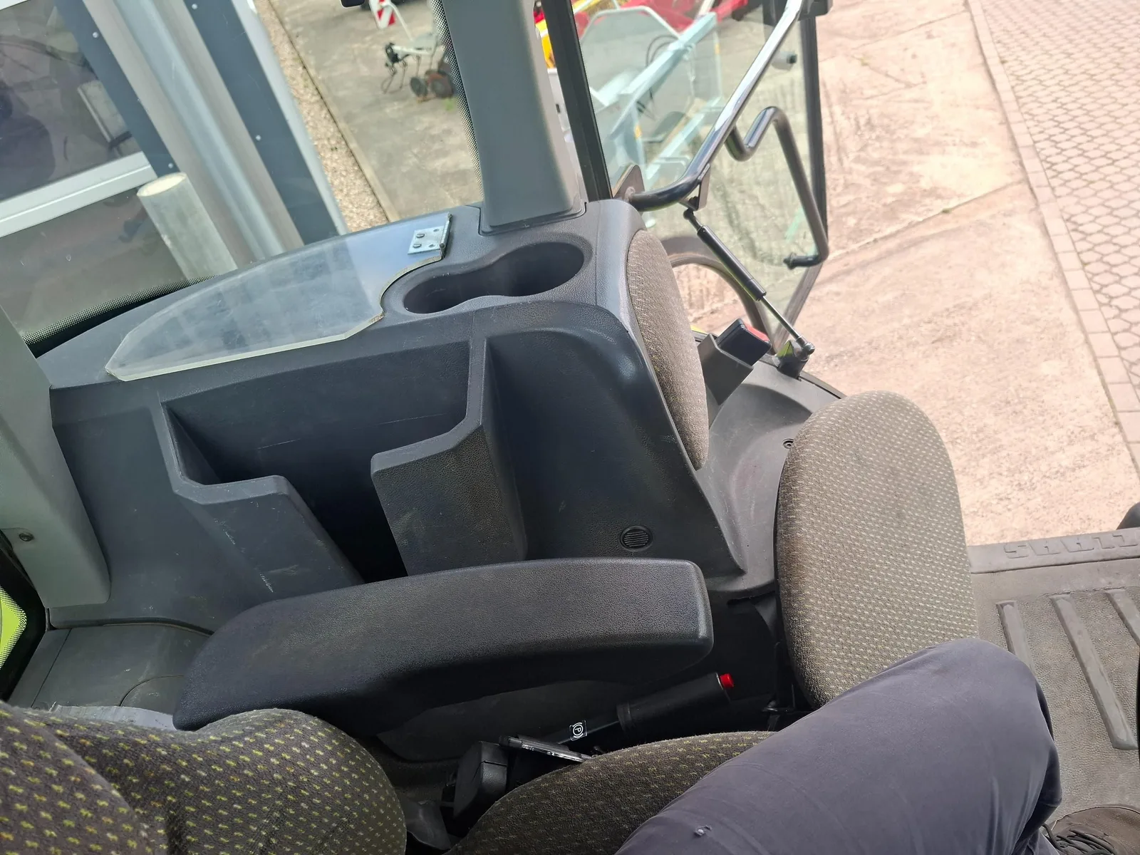 Claas Arion 640 — foto 13